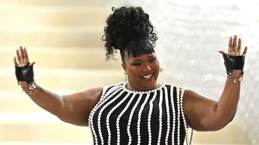 Lizzoa vastaan on esitetty syytöksiä vihamielisen työilmapiirin luomisesta sekä seksuaalisesta häirinnästä.