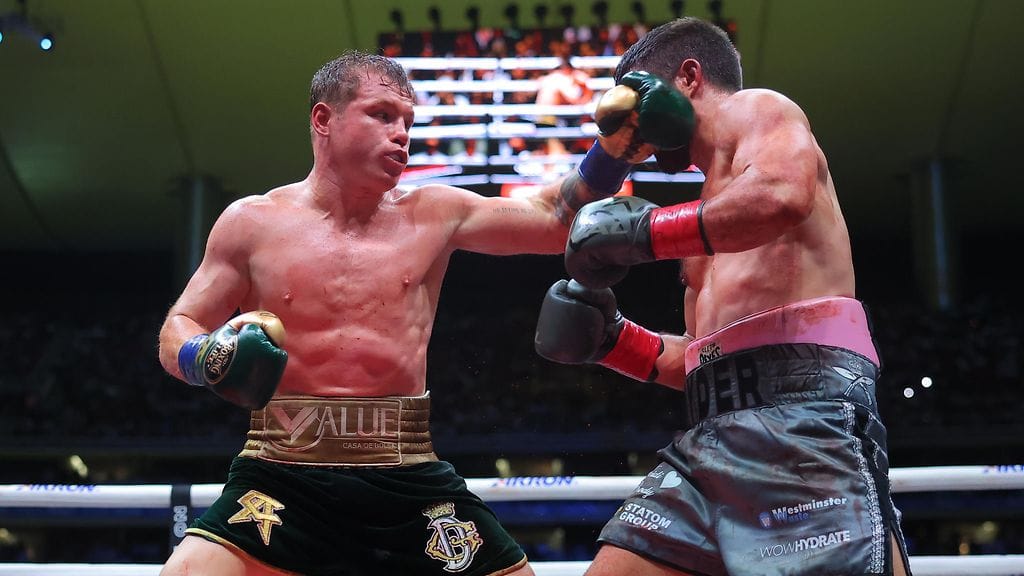 Canelo Alvarez (vas.) puolusti MM-vöitään voitokkaasti.