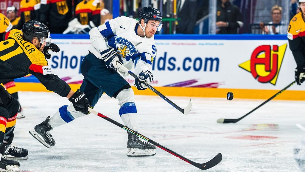 Juho Lammikko laukauspuuhissa Saksaa vastaan.