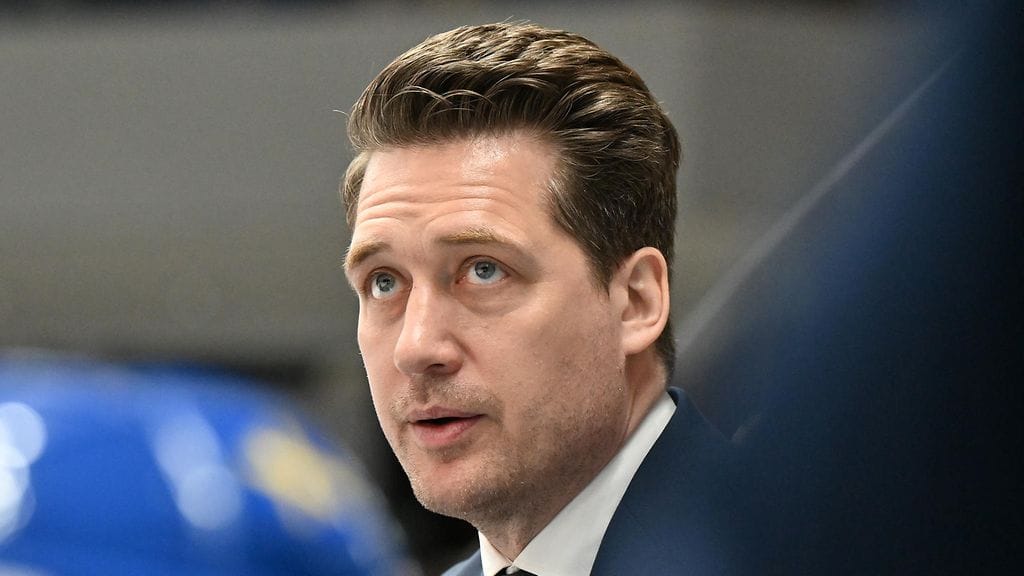 Sam Hallam toimii ensimmäistä kauttaan Ruotsin päävalmentajana.