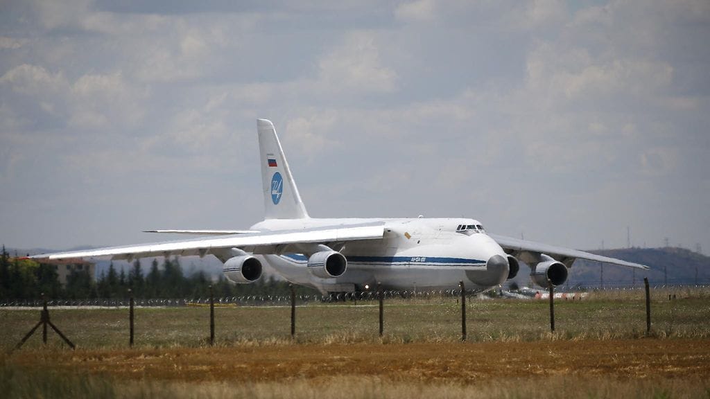 Kuvassa olevan kaltaisen Antonov An-124 -lentokoneen väitetään vaurioituneen hyökkäyksessä. Kuvituskuva.