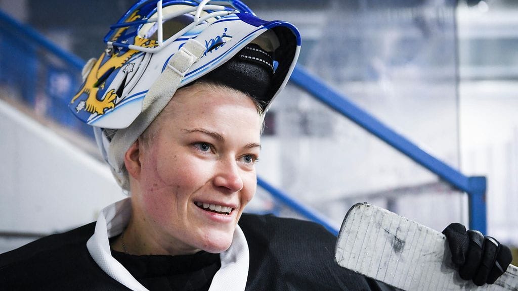 Noora Räty torjuu kiekkoja jatkossa Metropolitan Rivetersissä.