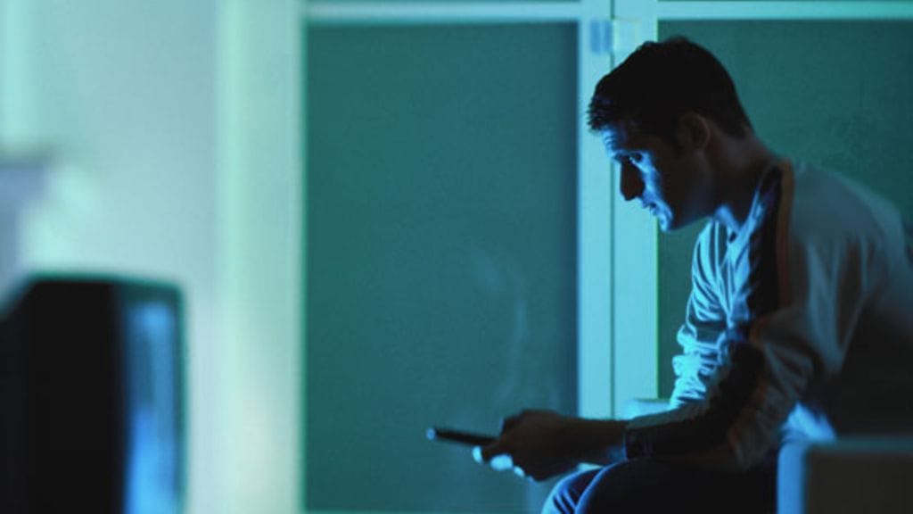 Yksin ollessa ajatukset pyörivät samaa kehää. Kuvituskuva. Kuvan henkilö ei liity juttuun.