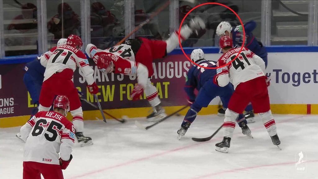 Anders Kochin luistin nousee pelottavan lähelle yhdysvaltalaispelaajan kasvoja.