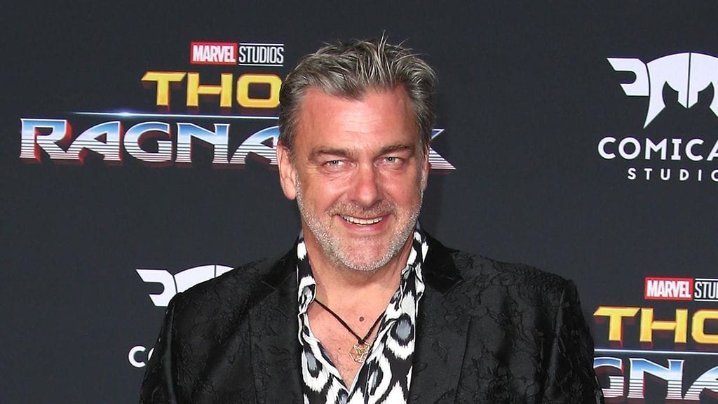 Ray Stevensonin kuolinsyystä ei ole tähän mennessä tietoa.