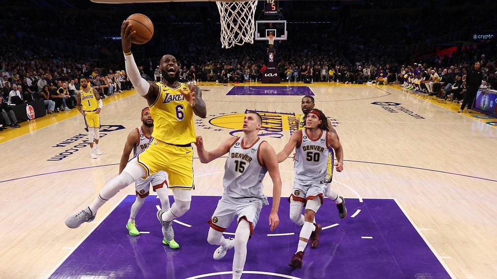 LeBron James heitti 40 pistettä, mutta Los Angeles Lakersin kausi päättyi silti tappioon.