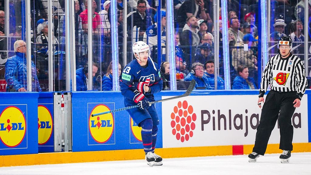 Yhdysvaltojen Michael Eyssimont sai suihkutuomion polvitaklauksesta ottelussa Ruotsia vastaan.