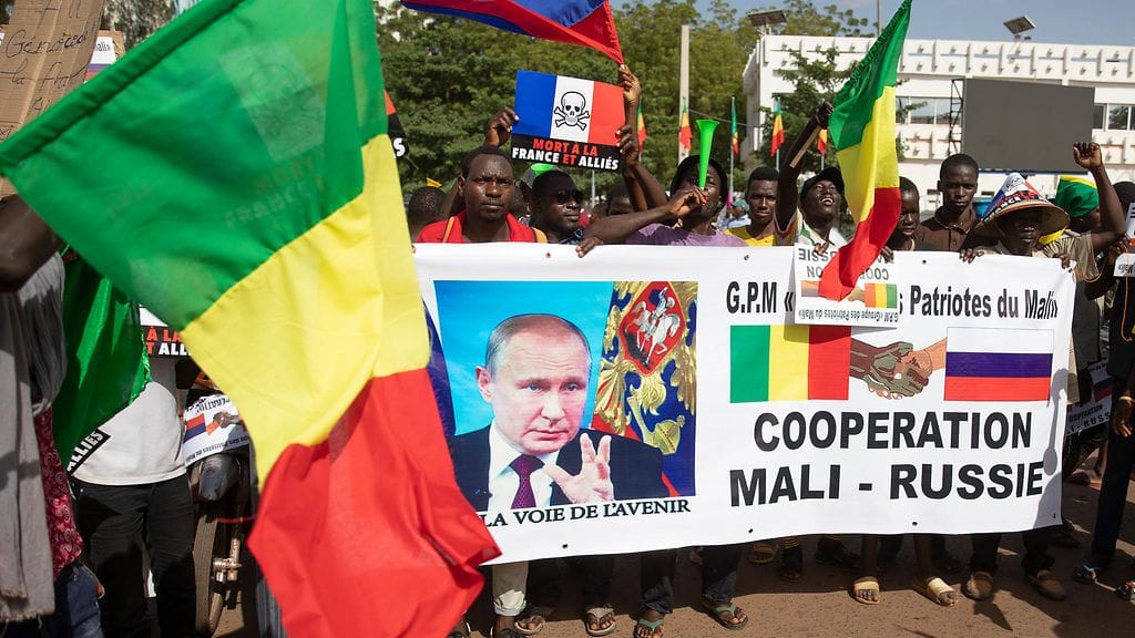 Vladimir Putinin tukijan Jevgeni Prigozhinin Wagner-joukot toimivat muun muassa länsiafrikkalaisessa Malissa. Syyskuussa 2020 pääkaupungissa Bamakossa vaadittiin maassa silloin olleita ranskalaisjoukkoja poistumaan, ja samalla osoitettiin tukea Venäjälle.