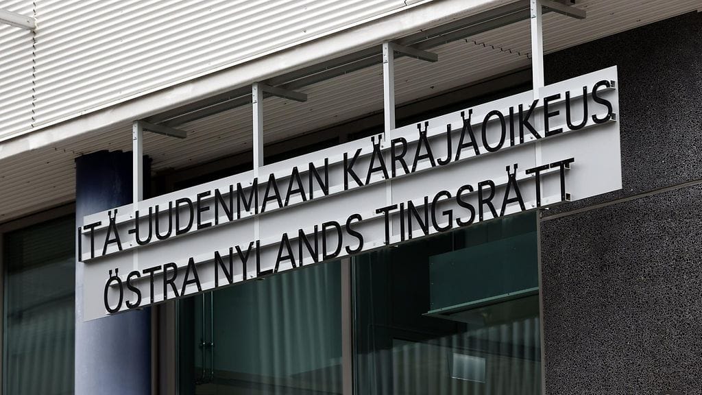 Syytteiden mukaan ex-maajohtaja oli muun muassa laatinut omistamansa, Viroon rekisteröidyn yrityksen nimissä kymmeniä perusteettomia laskuja, vienyt ne kuljetusyhtiön järjestelmään ja hyväksynyt laskut yhtiön puolesta.