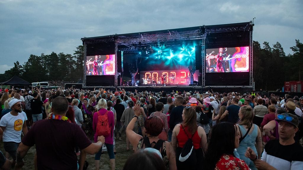 Eniten asiatonta käytöstä tapahtui esitystä katsottaessa. Kuvituskuva.