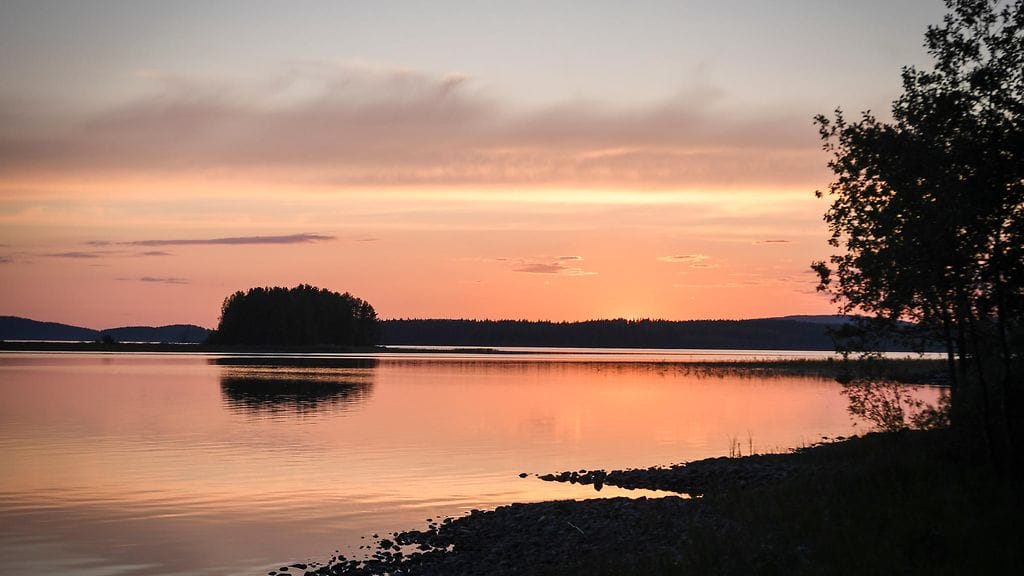 Lämpimien säiden jäljiltä sinilevää on ollut sisävesillä enemmän kuin keskimäärin samaan aikaan vuodesta.