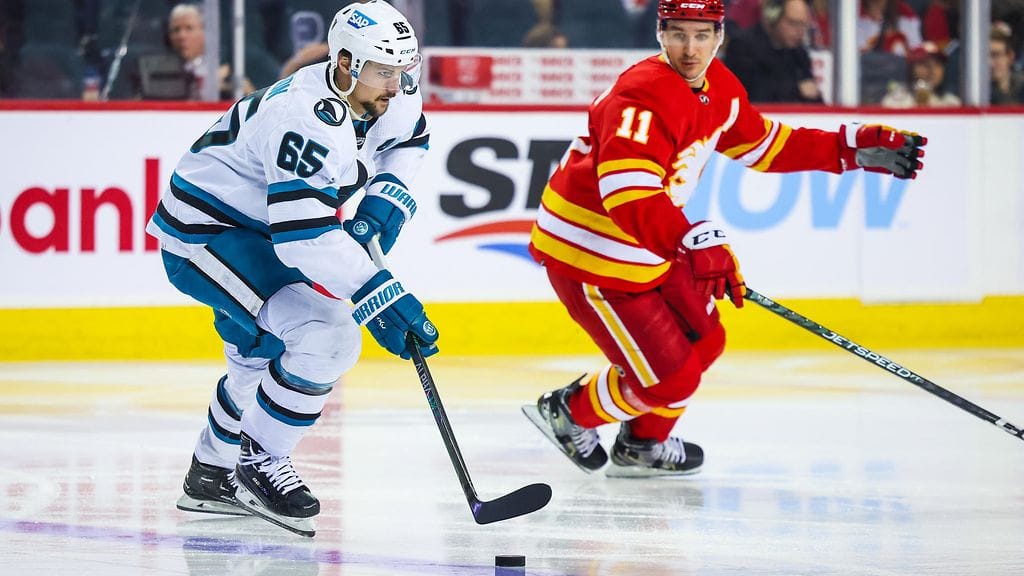 Erik Karlsson (kuvassa vasemmalla) on siirtohuhujen kohteena NHL:ssä.