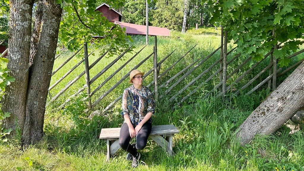 Saida Kilpisuo istuu penkillä