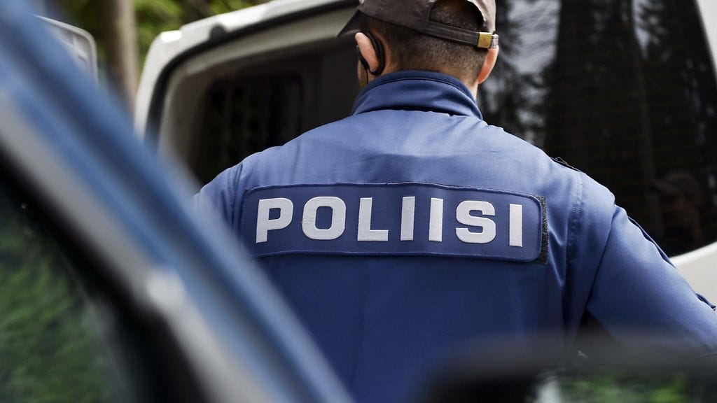 Asunnossa epäiltiin olevan räjähteitä, joten poliisi lähti paikalle usealla partiolla.