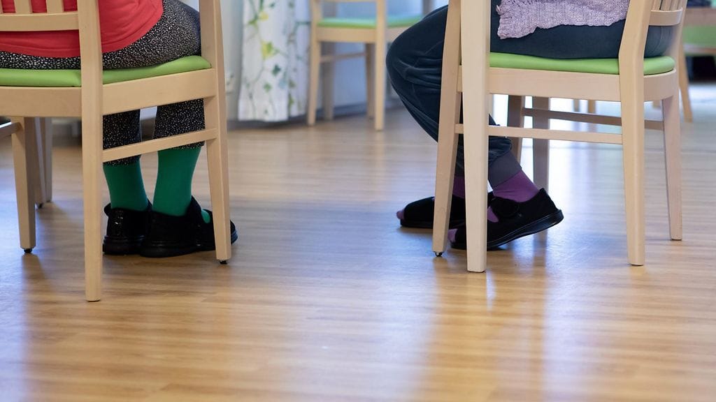 Otkesin mukaan tapahtumahetkellä hoivakodissa oli paikalla henkilöstömitoituksen mukaisesti yksi lähihoitaja. Onnettomuuden sattuessa hän teki pääaulassa kirjauksia eikä kuullut asukkaan liikkuvan keittiössä. Kuvituskuva.