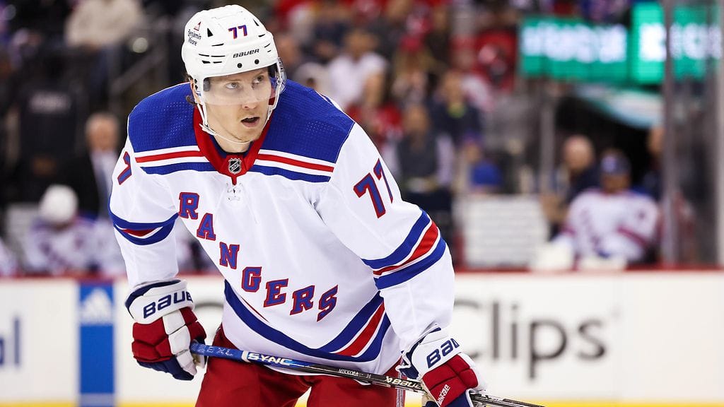 Niko Mikkola pelasi viime kaudella loppusesongin New York Rangersissa, johon hän oli siirtynyt St. Louis Bluesista.