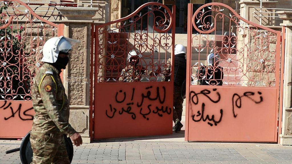 Vihaiset mielenosoittajat marssivat torstaina Suomen Irakin-suurlähetystön alueelle, jossa myös Ruotsin ja Norjan lähetystöt sijaitsevat. Kuva torstailta Ruotsin lähetystön edustalta.