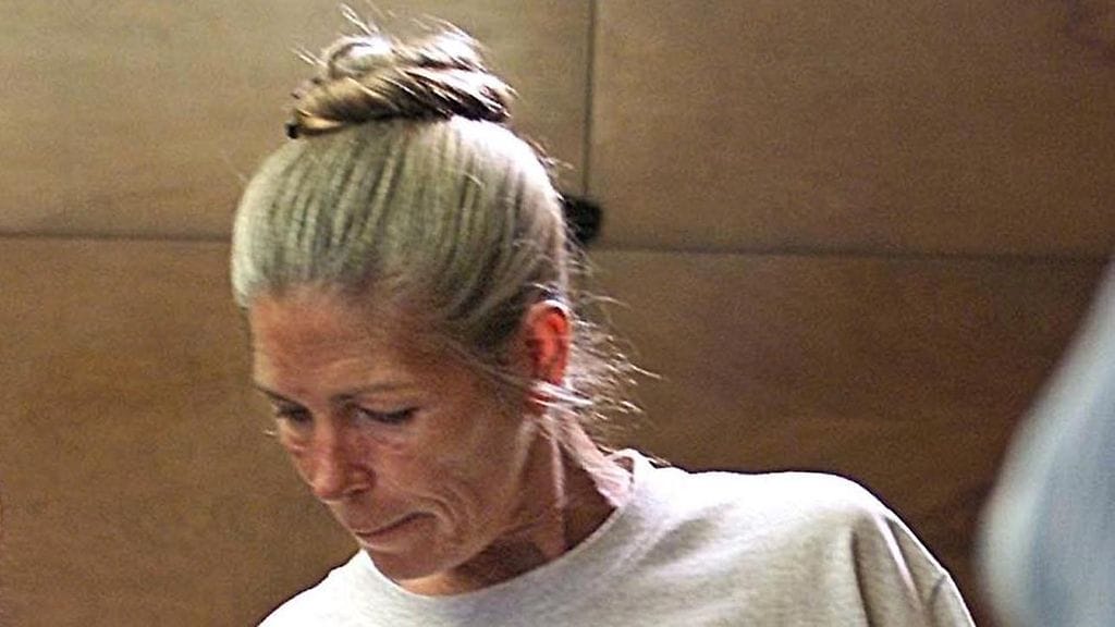 Leslie Van Houten saapuu ehdonalaiskuulusteluun vankilalautakunnan jäsenten kuultavaksi Kalifornian naisten laitoksessa Coronassa, Kaliforniassa, Yhdysvalloissa 28. kesäkuuta 2002.