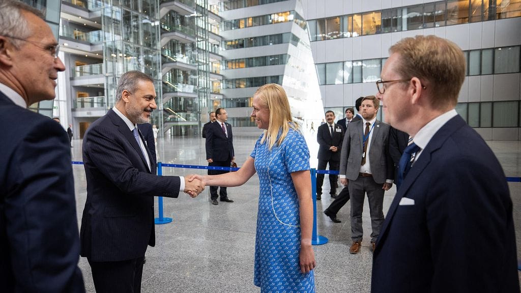 Elina Valtonen tapasi turkkilaiskollegansa Hakan Fidanin heinäkuussa Brysselissä.