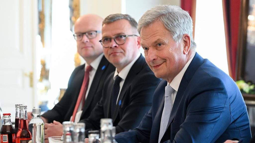 Presidentti Sauli Niinistö, pääministeri Petteri Orpo ja Suomen Yhdysvaltain-suurlähettiläs Mikko Hautala Presidentinlinnassa Bidenin vierailun yhteydessä 13. heinäkuuta 2023.