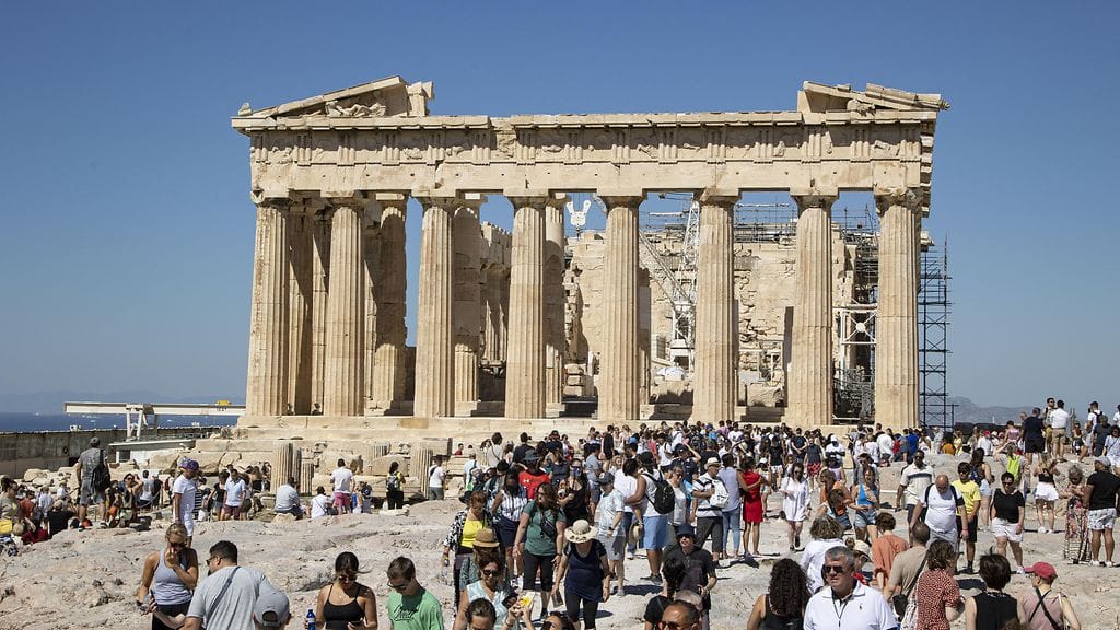 Maan kulttuuriministeriön mukaan arkeologinen nähtävyys, Akropoli joudutaan sulkemaan iltapäiviksi helleaallon vuoksi.