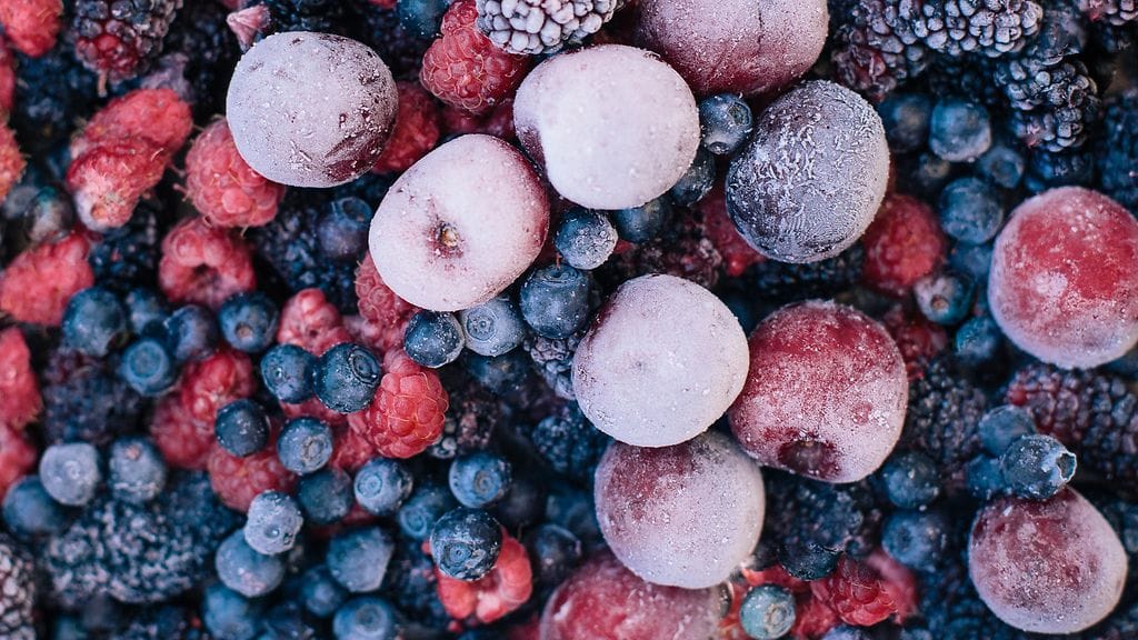 Pakastemarjat kannattaisi sulattaa nopeasti esimerkiksi vesihauteessa tai mikrossa.