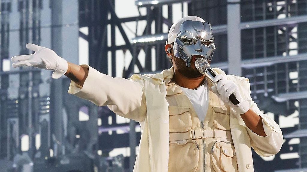 The Weeknd esiintyi Milanossa täysin vastaavassa asussa kuin Tallinnan Laululavalla 12. elokuuta.