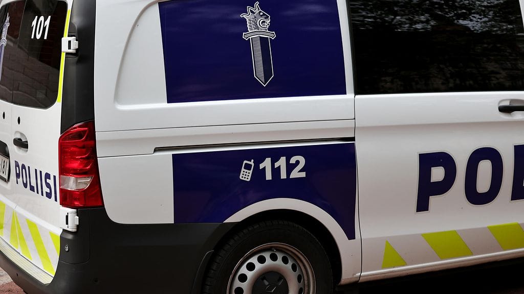 Poliisi sai ilmoituksen Itä-Suomen koulun pihalle riehumaan tulleesta miehestä tänään tiistaina päivällä. Kuvituskuvassa poliisiato.