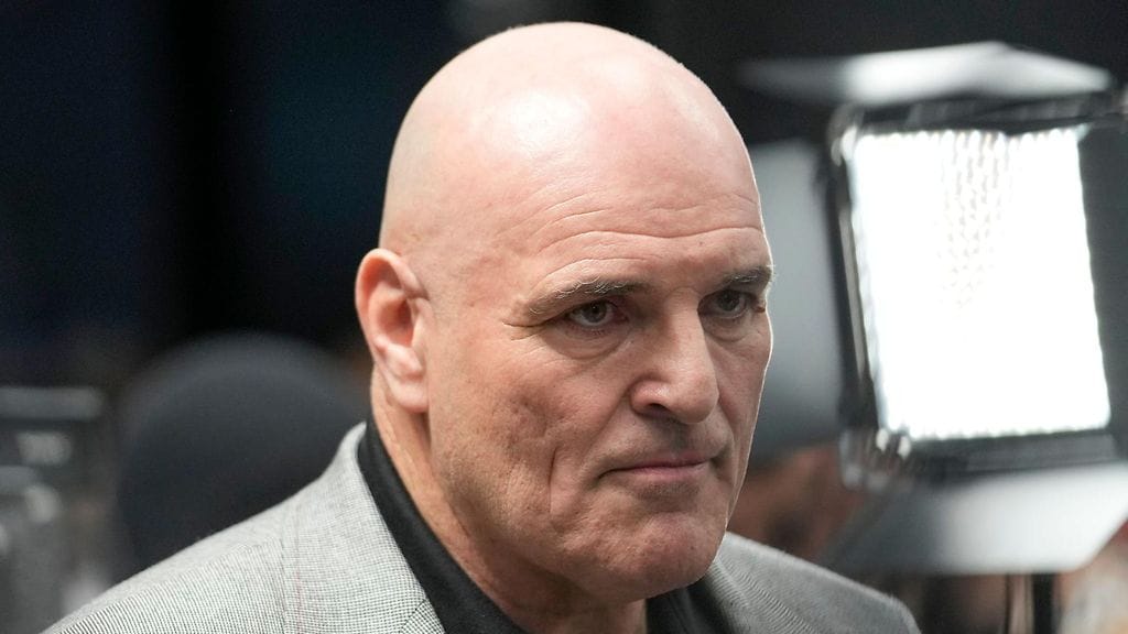 John Fury menetti malttinsa KSI-Tommy Fury -nyrkkeilyottelun lehdistötilaisuudessa.