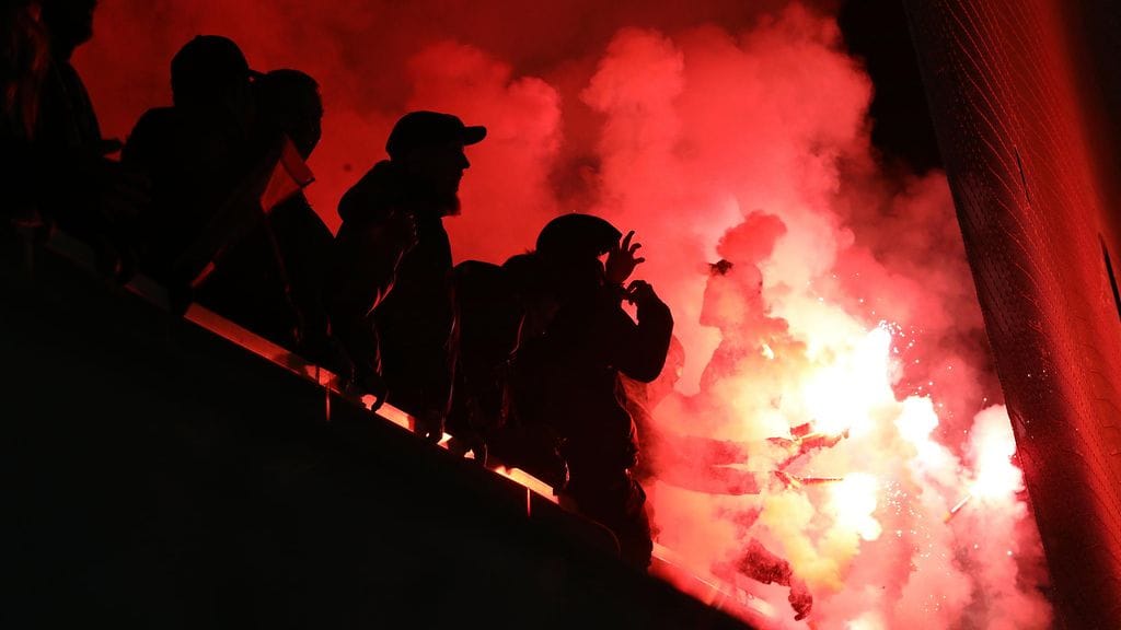 HJK:n faneja polttamassa soihtuja Veikkausliiga-ottelussa lokakuussa 2022.