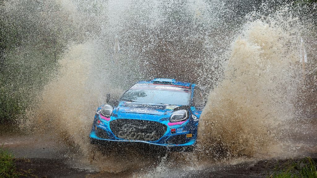 Kreikan rallissa voidaan nähdä rankkasateita. Kuvassa Kreikan Jourdan Serderidis Safari-rallissa.