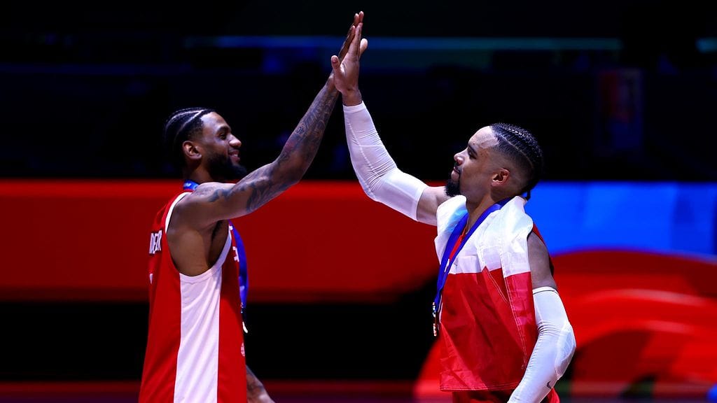 Dillon Brooks (oikealla) johti Kanadan historialliseen MM-pronssiin.