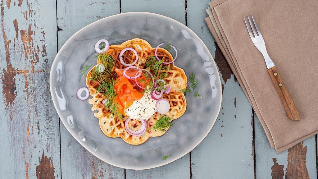 Testaa suolaiset vohvelit savulohitäytteellä!