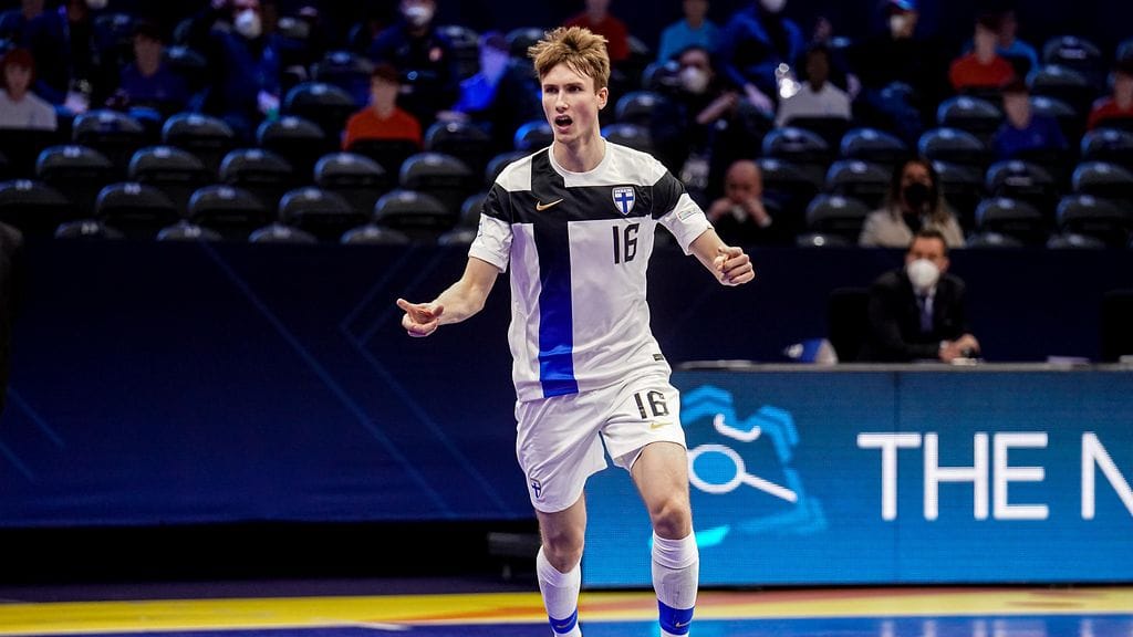 Henri Alamikkotervo laukoi Suomelle elintärkeä maalin päätösminuutilla. Kuva tammikuulta 2022 Futsalin EM-kisoista.