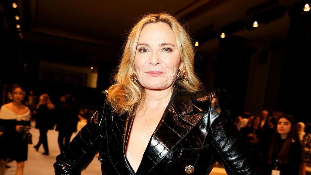 Kim Cattrall tähdittää Kim Kardashianin alusvaatebrändi SKIMS:in uutta kampanjaa.