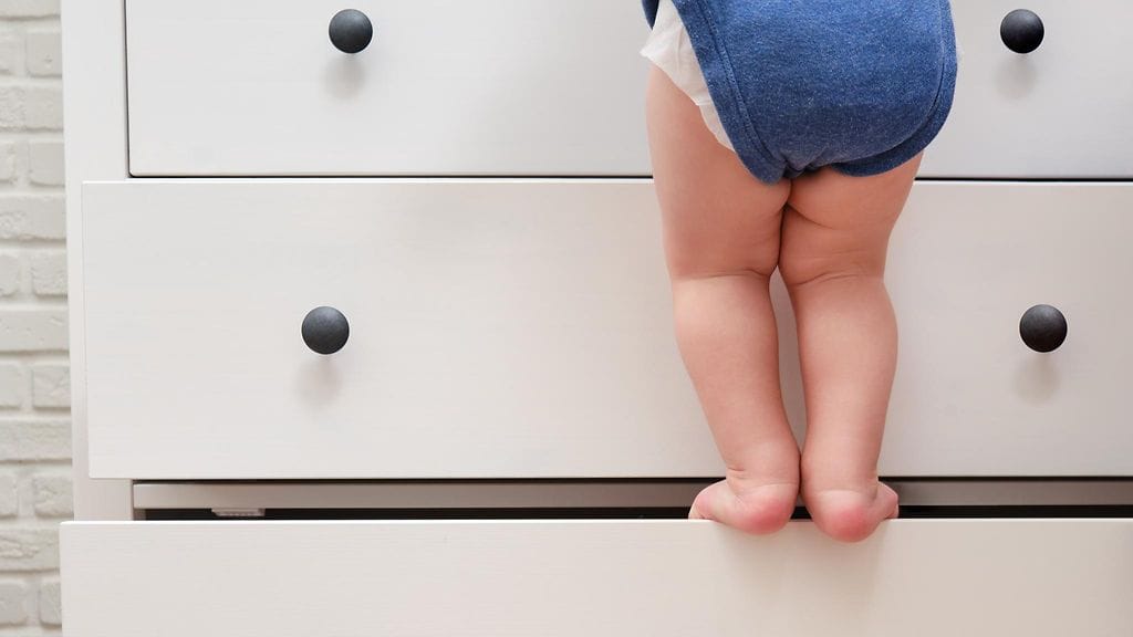 Jos lipastoa ei ole kiinnitetty seinään, se voi kaatua lapsen siinä kiipeillessä. Kuvituskuva.