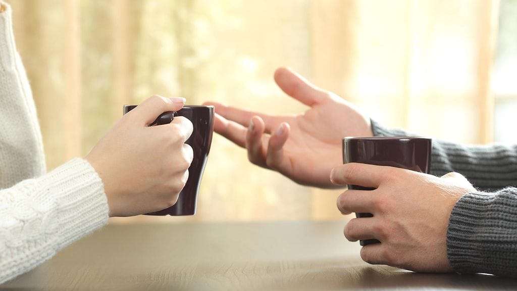 kaksi ihmistä kahvilla