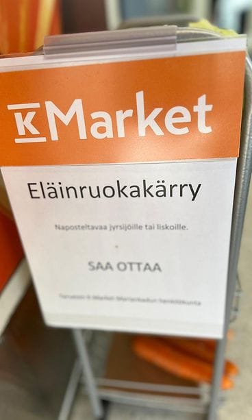 Kokkolalaiskaupan eläinruokakärry.