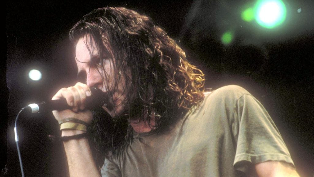 Pearl Jamin laulaja Eddie Vedder esiintymässä Lontoossa vuonna 1993.