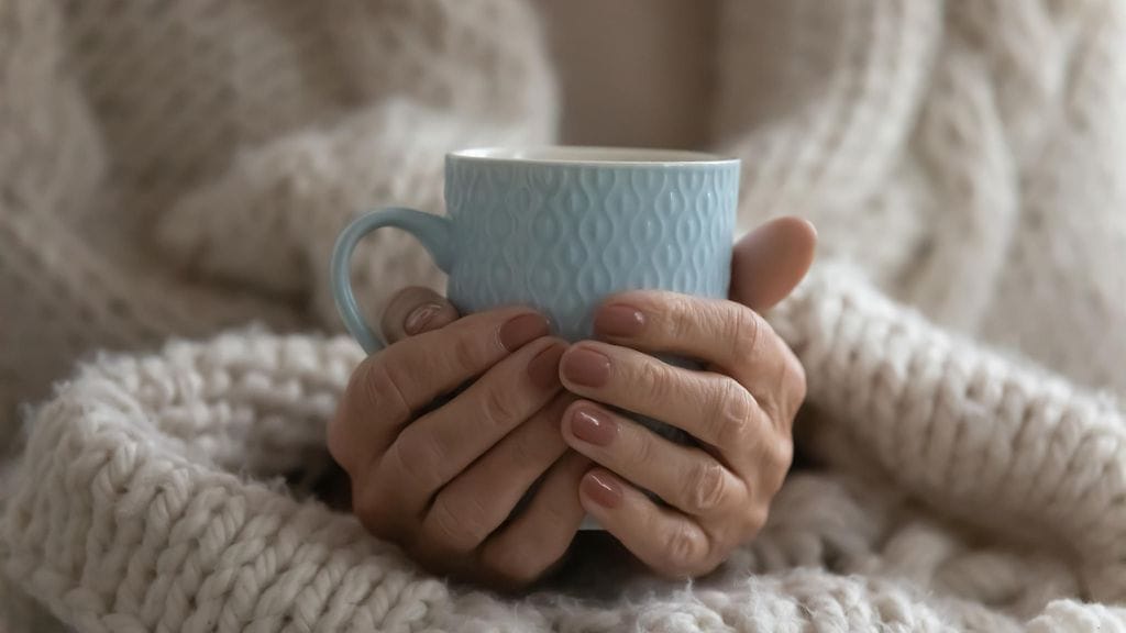 kahvikuppi kädessä
