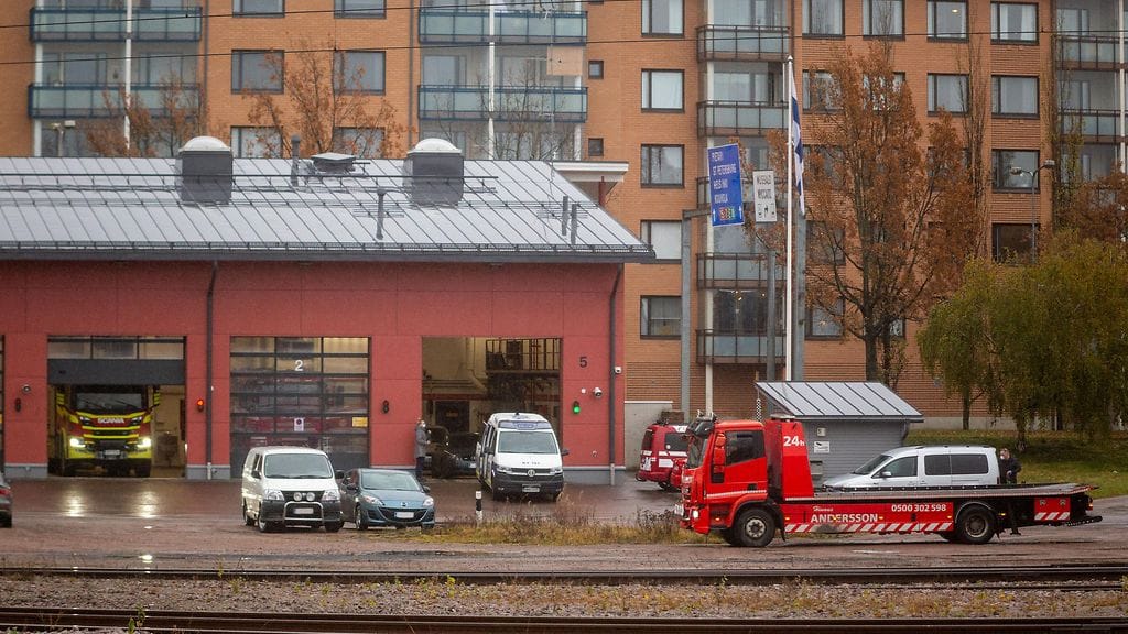 Kuvassa Kotkassa sijaitseva paloasema, jossa poliisi suorittaa teknistä tutkintaa Pyhtään murhasta vangitun miehen autoihin.