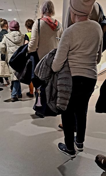 Kivelän sairaalalla ihmisiä jonottamassa rokotuksia
