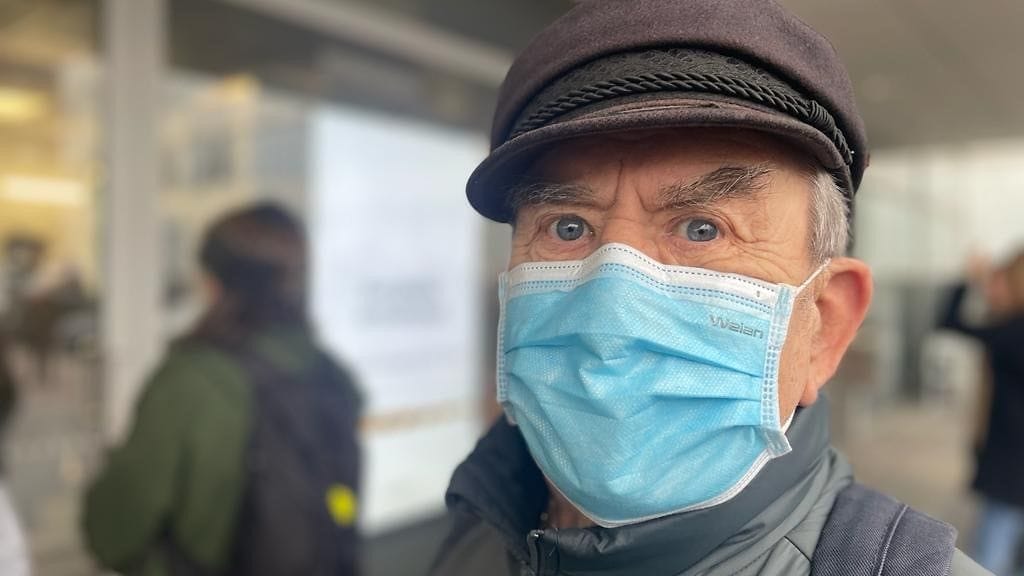 Tällainen on tunnelma koronarokotejonossa Helsingissä