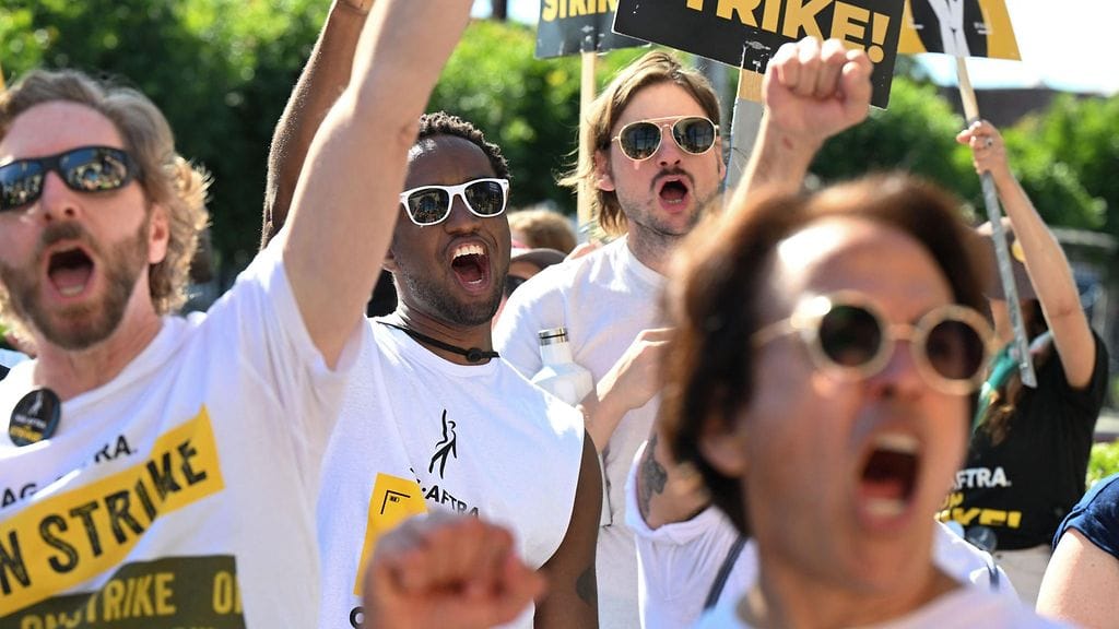 Näyttelijöiden pitkän lakon vuoksi Hollywood-studiot kärsivät tuotantojensa julkaisuaikataulujen venymisestä, minkä lisäksi monet näyttelijät joutuivat etsimään muita töitä.