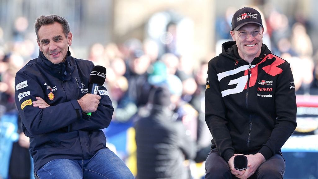 Hyundain tallipäällikkö Cyril Abiteboul (vas.) haluaa tehdä tallista rallin MM-sarjan Red Bullin. Toyotan tallipomo Jari-Matti Latvala on varautunut tähän.