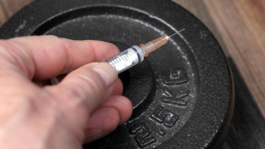 Brasilialainen ruiskutti kehoonsa öljyä kasvattaakseen kokoaan. Kuvituskuva.