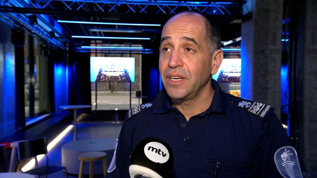 Dennis Pasterstein toteaa, että nimittely sosiaalisessa mediassa ei koske vain poliiseja vaan myös muita ammattiryhmiä.