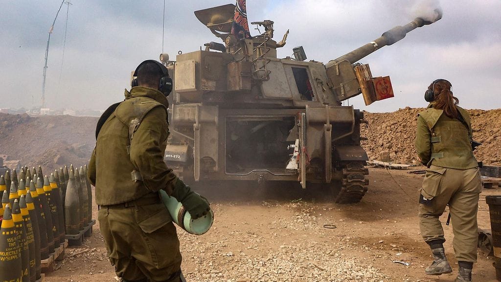 Arkistokuva. Israelin tykistöyksikkö lähellä Gazan kaistaleen rajaa.