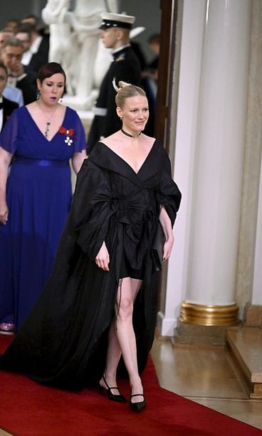 Näyttelijä Laura Birn Linnan juhlissa LK