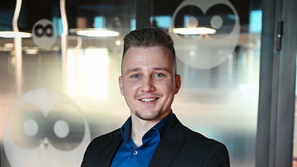 Aleksi Kaukamo tähdittää Aallonmurtaja-sarjaa.